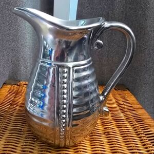 Wilton Armetale Elegant Silver Pitcher - Keeps drinks cold or hot. 2 Quart